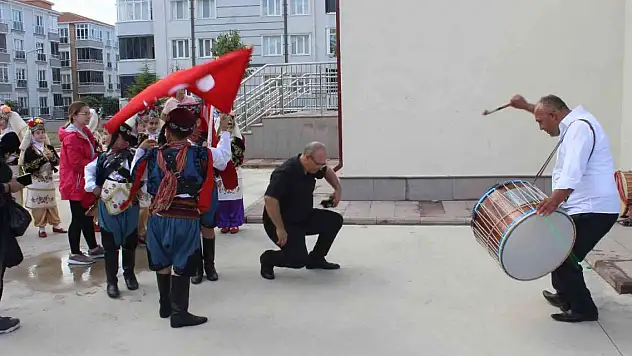 Yeni eğitim yılını davul zurna ile karşıladılar