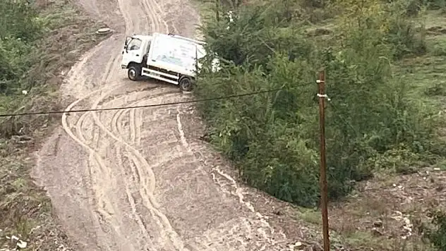 Yolu olmayan 'Sofia Evleri'nde çöp kamyonu çamura saplandı