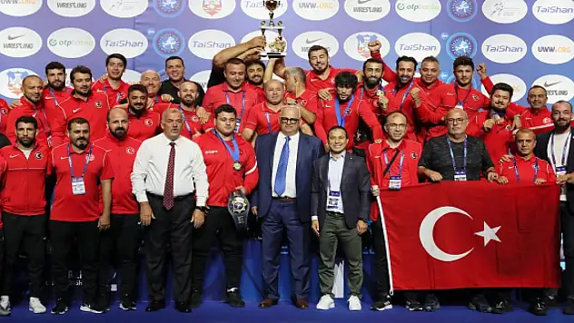 Grekoromen Güreş Milli Takımı dünyanın zirvesinde
