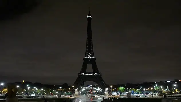 Eyfel Kulesi'nin ışıkları geceleri erken sönecek