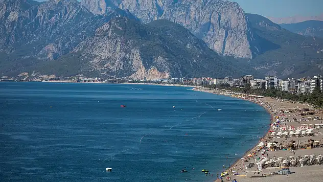 Okullar açıldı, sahiller yabancı turistlere kaldı