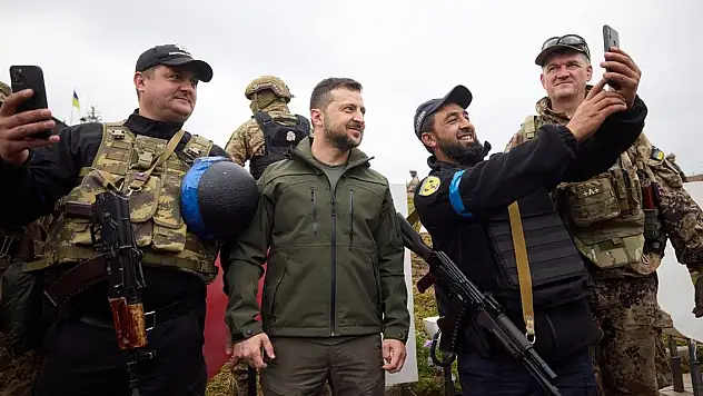 Zelenski, Ukrayna'nın kontrolüne geçen İzyum'u ziyaret etti