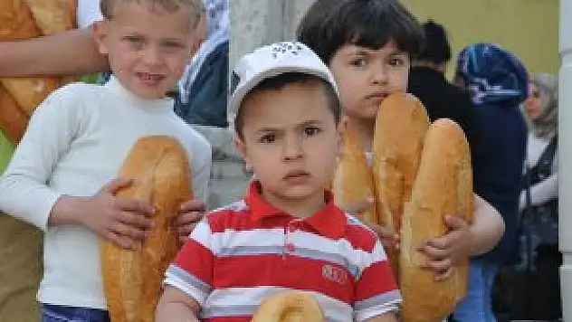 Ekmeklerini muhtaçlarla paylaşıyorlar