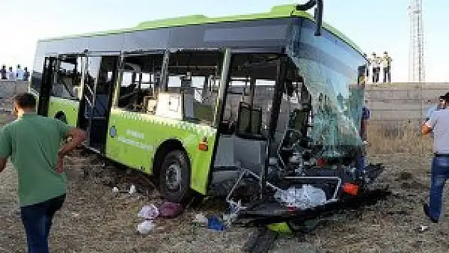 Halk otobüsü ile otomobil çarpıştı: 1 ölü, 60 yaralı