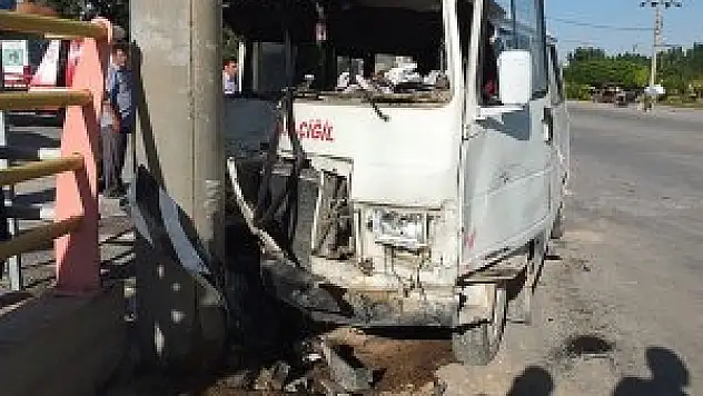 Ilgın'da minibüs direğe çarptı: 17 yaralı