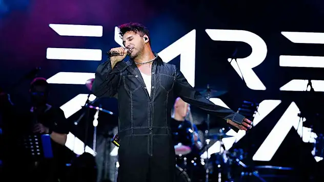 Emre Kaya hasta yatağından kalktı sahneye çıktı