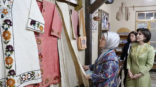 Emine Erdoğan, Ziroat Mirziyoyeva Konigil Kağıt Fabrikası'nı ziyaret etti