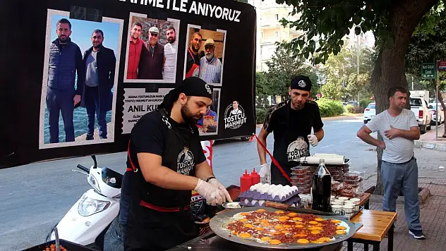 Tostçu Mahmut'un ölüm yıl dönümünde ücretsiz 'ütü tostu' dağıtıldı