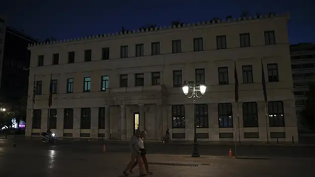 Atina Belediyesi binasında enerji tasarrufu için ışıklandırmaya sınırlama