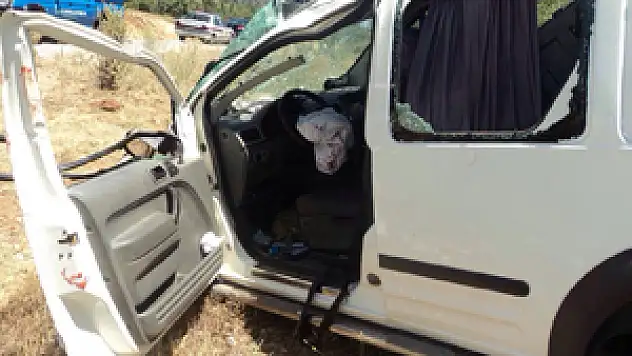 Hafif ticari araç şarampole devrildi 5 yaralı