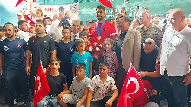 Dünya şampiyonu Taha Akgül'e Ankara'da coşkulu karşılama