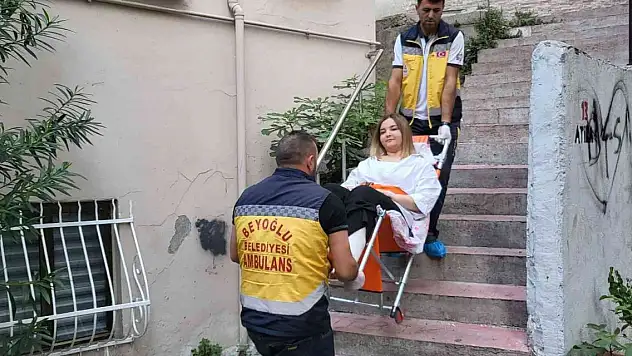 Merdivenlerden düşüp iki ayağını kıran genç sınava ambulansla geldi