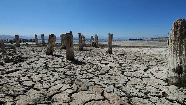 O göl'de büyük su kaybı: 100 yıllık iskele ortaya çıktı