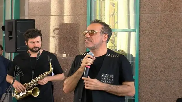 Haluk Levent'ten tedavi gören gazilere konser