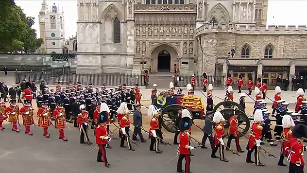 Kraliçe 2. Elizabeth'in resmi cenaze töreni 2000 bin davetlinin katılımıyla yapıldı