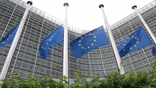 AB bayrakları Kraliçe'nin cenaze töreni nedeniyle yarıya indirildi