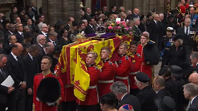 Kraliçe Elizabeth için Westminster Abbey'de cenaze töreni düzenlendi
