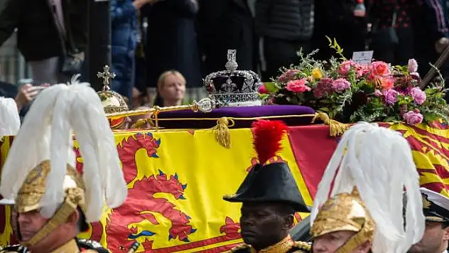 Kraliçe 2. Elizabeth'in naaşı defnedileceği Windsor'a getirildi