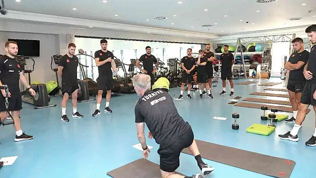 Milliler salonda çalıştı