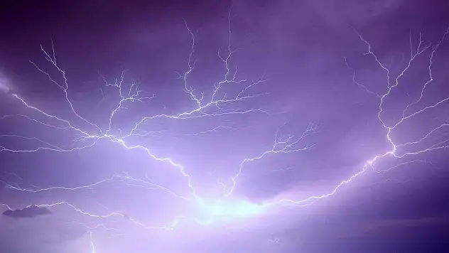 Gecenin karanlığını şimşekler aydınlattı