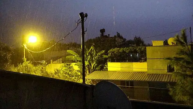 Osmaniye'de gök gürültülü sağanak yağış etkili oluyor