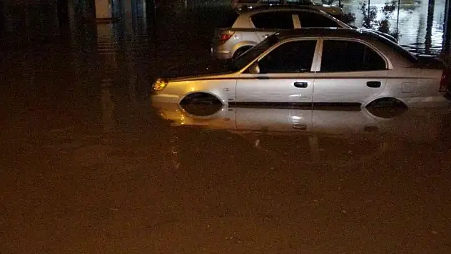 Osmaniye'de gece saatlerinde bastıran sağanak hayatı olumsuz etkiledi