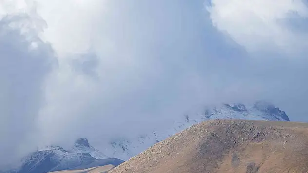 Erciyes'e mevsimin ilk karı yağdı