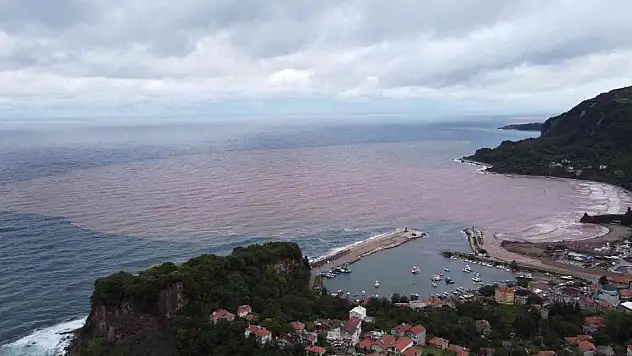 Sağanak sonrası taşkınlar oluştu, denizin rengi değişti