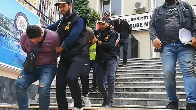 Başkasının kimlik bilgilerini kullanarak kargodan siparişini alan şüpheliler yakalandı