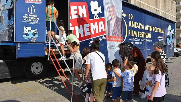 Sinema tırı 5 günde 6 ilçe gezdi