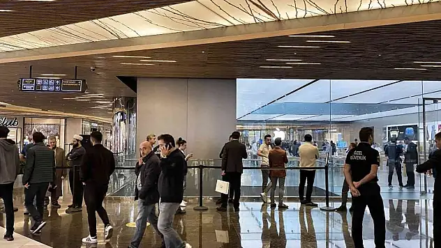 57 bin TL'lik Apple'ın yeni model cep telefonunu almak için kuyruk oluştu