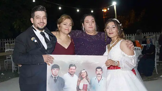 Düğünde damat ve gelini duygulandıran hediye