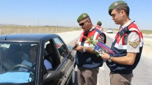 Sürücüleri gül vererek uyardılar