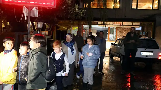 Dere taştı, restoranda doğum günü kutlayanlar mahsur kaldı