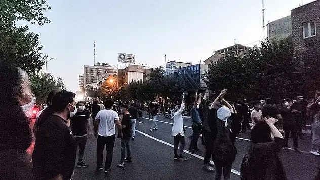 İran devlet televizyonu gösterilerde ölenlerin sayısının 35'e ulaştığını açıkladı: İran'da neler oluyor?