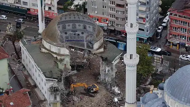 43 yıllık cami yıkıldıktan sonraki ilginç görüntüsüyle dikkat çekiyor