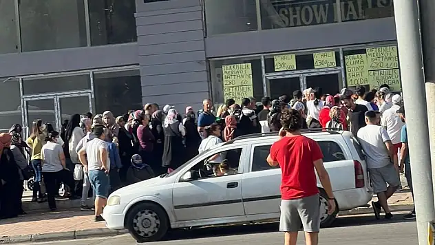 Antalya'da açılışı yapılan mağazada ucuz halı izdihamı