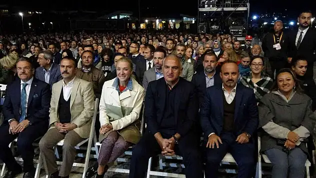 Bakan Ersoy, 'Senfoni ile Nejat Ertaş Türküleri' konserine katıldı
