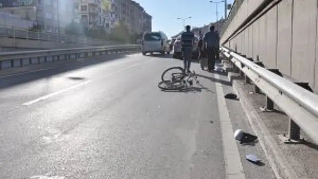 Otomobil bisikletliye çarptı