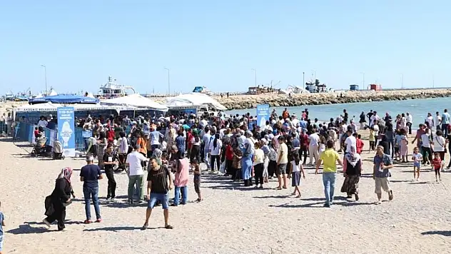 Mersinliler balığa doydu, festivalde tam 10 ton balık ekmek dağıtıldı