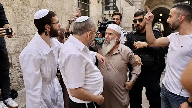 Yahudi yerleşimciler, İbrani yılbaşında Mescid-i Aksa'ya baskın düzenledi