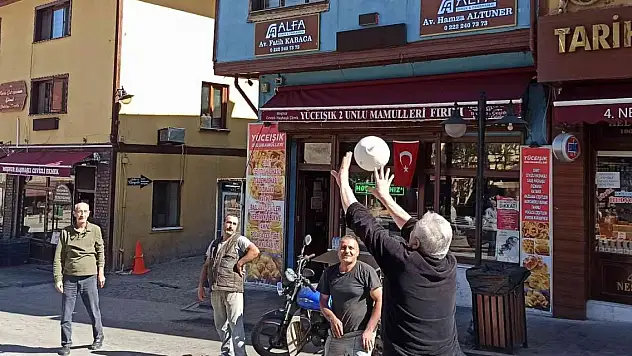 Cadde kapatma uygulamasını top oynayarak protesto ettiler