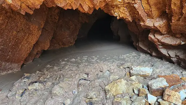 Yol çalışmasında keşfedilen mağara, yer altı sularıyla oluşmuş