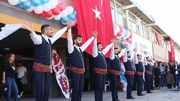 Davulluzurnalı açılış! Üniversitenin yanan yemekhanesine onarılarak hizmete açıldı