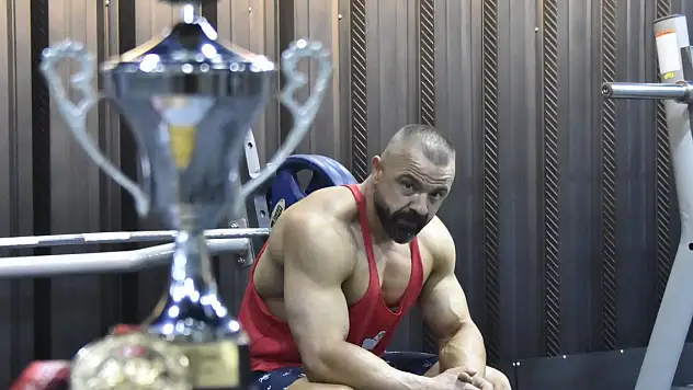 Hiperaktif olduğu için Konya'da başladığı spor hayatında Türkiye'yi temsil edecek