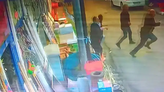 Esnafın deprem sırasında kaçma anı kamerada