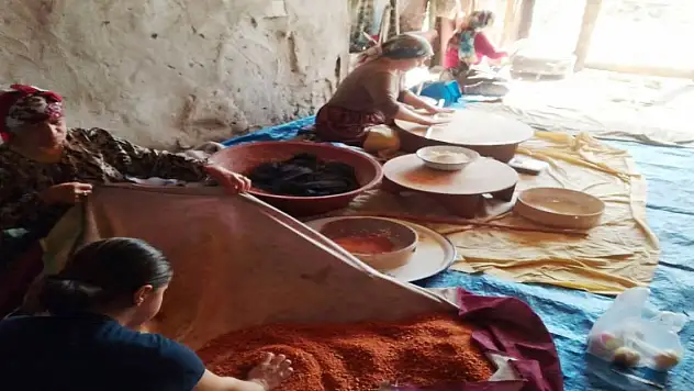 Kadınlar kışlık yiyecek hazırlığında