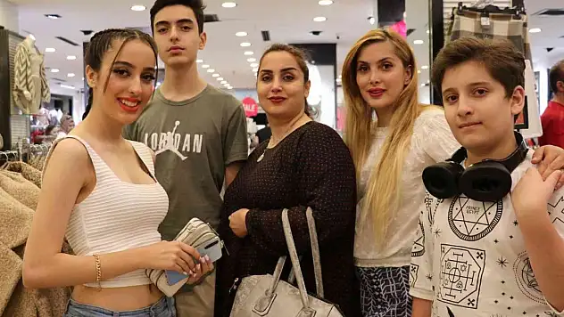 İranlı turistler esnafın yüzünü güldürdü