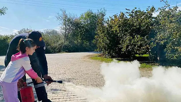 Küçük itfaiyeciler yangın söndürdü