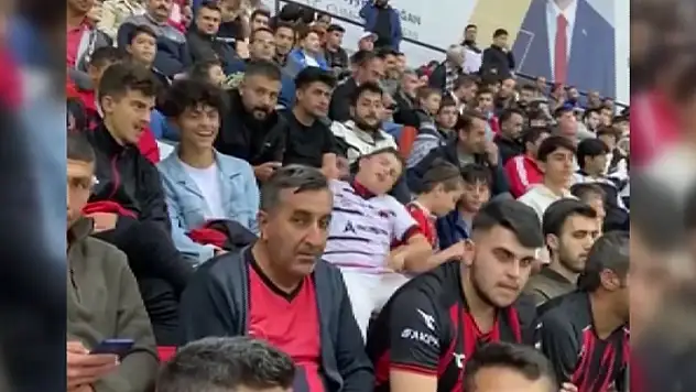 Çocuk taraftarın tribündeki ruh hali sosyal medyayı salladı